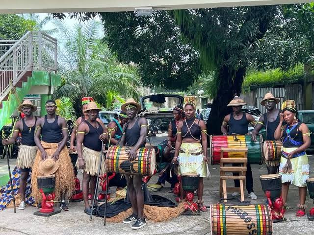 Groupe de percussionnistes guinéens en tenue traditionnelle