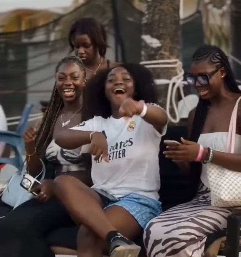 Groupe de jeunes spectatrices souriantes lors d'un événement